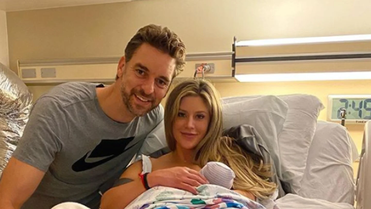 Pau Gasol y Cat Mcdonnell, junto a su hija Elisabet Gianna Gasol Pau Gasol y Cat Mcdonnell, junto a su hija Elisabet Gianna Gasol
