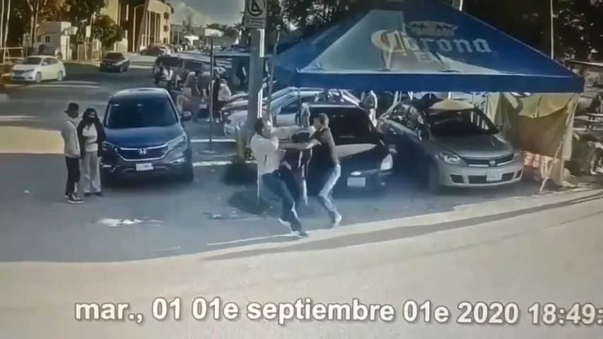 Imagen del momento en el que un hombre apuñala al presunto violador de su hija