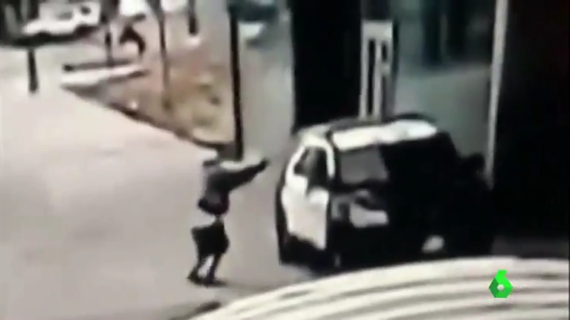 Un joven dispara a bocajarro a dos policías por la ventanilla de un coche patrulla y sale huyendo en EEUU