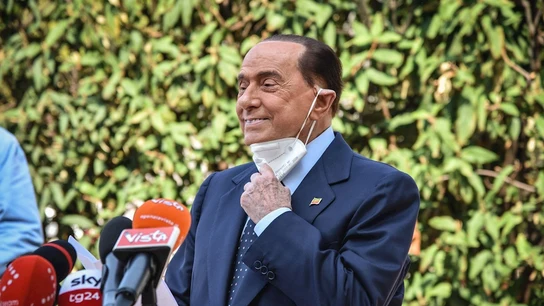 Berlusconi ante los medios en Milán Berlusconi ante los medios en Milán