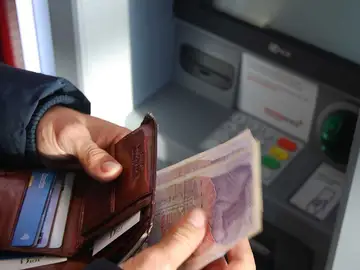 Sacando dinero del cajero Sacando dinero del cajero