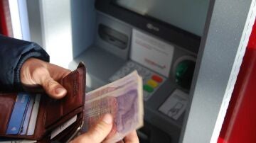 Sacando dinero del cajero