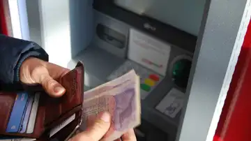 Sacando dinero del cajero Sacando dinero del cajero