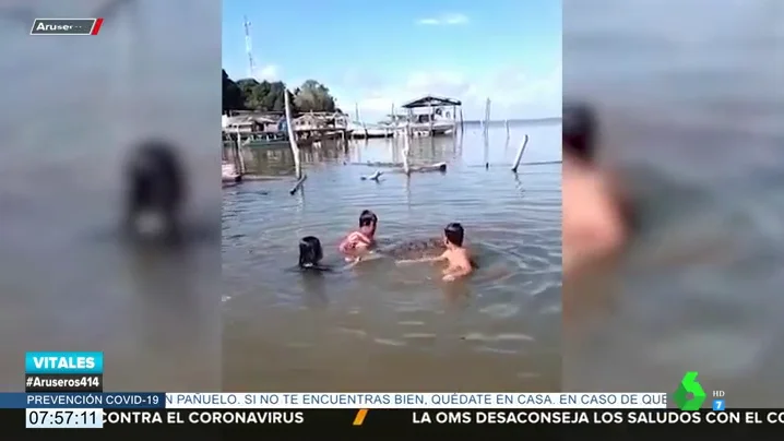 Las impactantes imágenes de un grupo de niños jugando en un río con un cocodrilo de dos metros