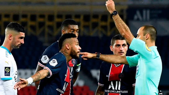 Neymar protesta ante su expulsión Neymar protesta ante su expulsión