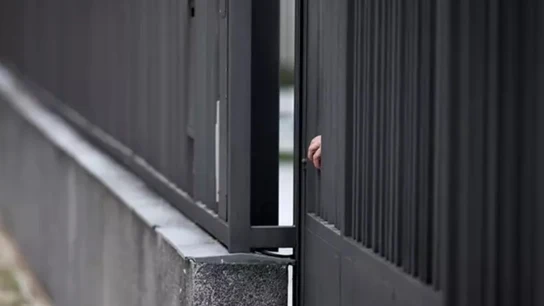 Imagen de archivo de una verja con una mano Imagen de archivo de una verja con una mano