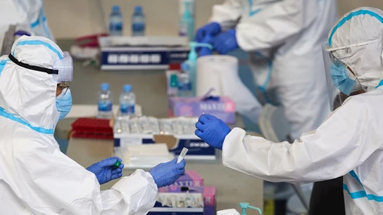 Personal sanitario realizan pruebas PCR Personal sanitario realizan pruebas PCR