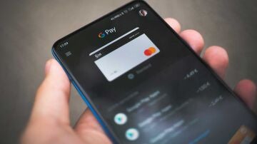 Un m&oacute;vil con Google Pay