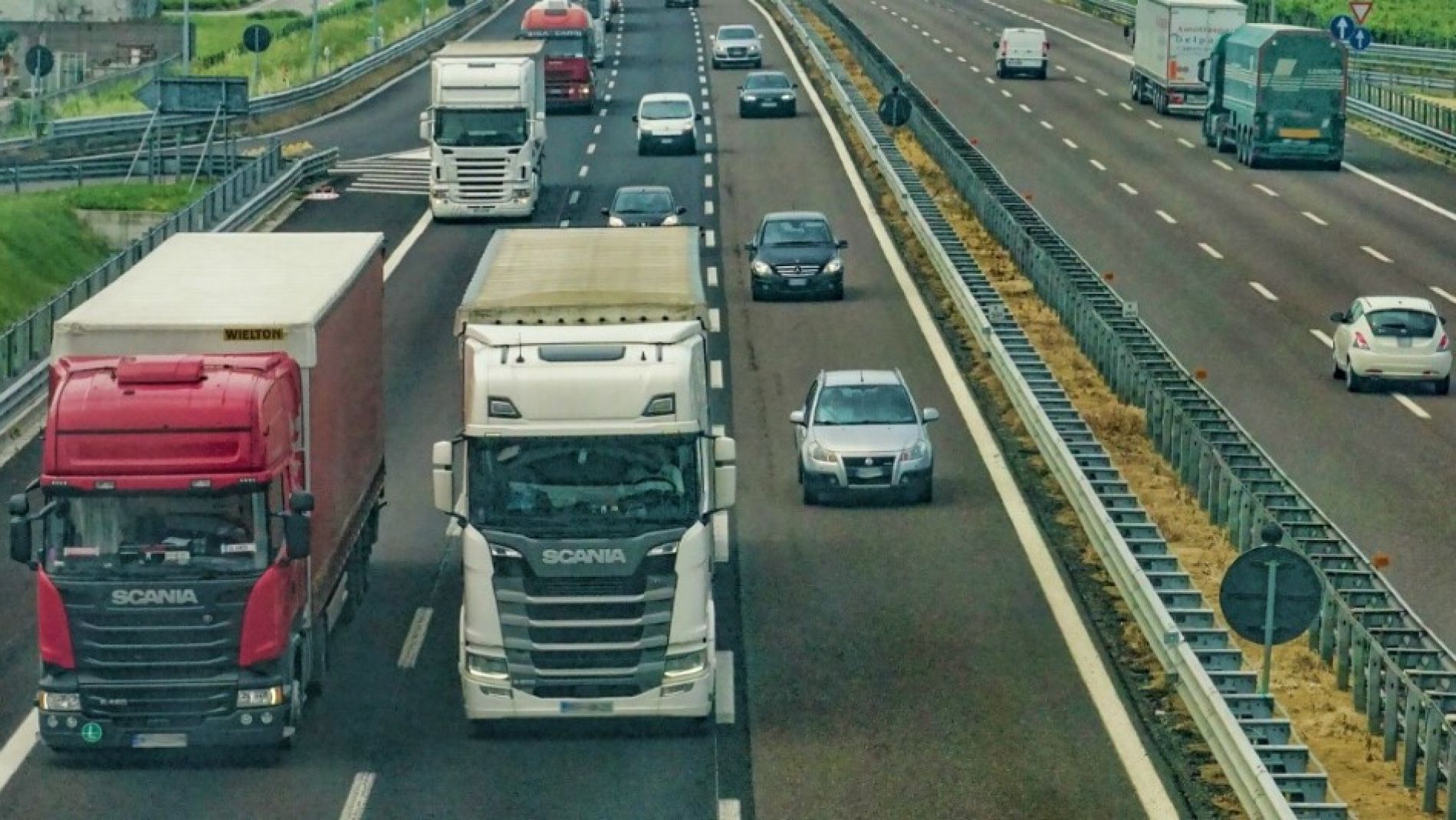 Coches circulando por la carretera