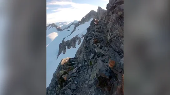 El vertiginoso vídeo que muestra al deportista Kilian Jornet correr al borde de un abismo Kilian Jornet