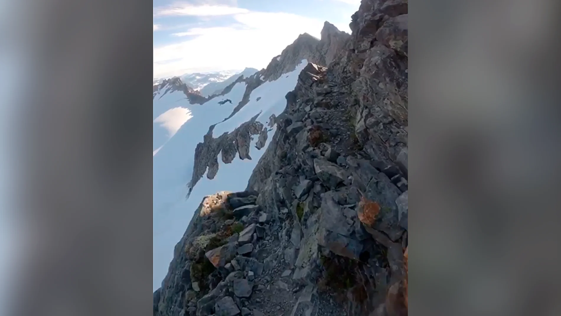 El vertiginoso vídeo que muestra al deportista Kilian Jornet correr al borde de un abismo