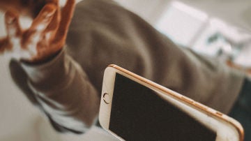 iPhone precipitándose al suelo.