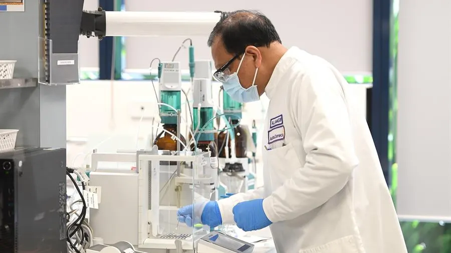 Un hombre en un laboratorio estudiando el cáncer