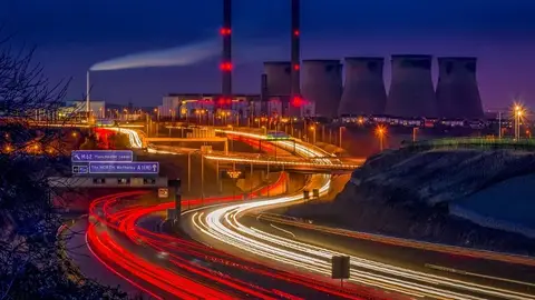 Circulación de coches por la carretera Circulación de coches por la carretera