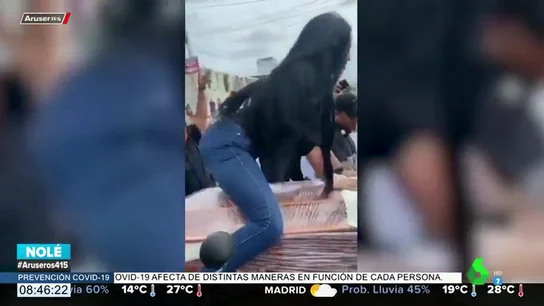 Una mujer perrea encima del ataúd de su mejor amigo para despedirse de él Una mujer perrea encima del ataúd de su mejor amigo para despedirse de él