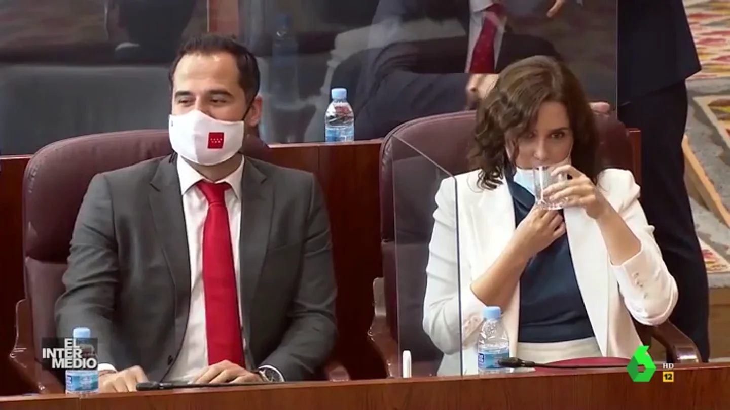Vídeo manipulado - Díaz Ayuso bebe leche en la Asamblea de Madrid porque "es muy buena para los niños" Vídeo manipulado - Díaz Ayuso bebe leche en la Asamblea de Madrid porque "es muy buena para los niños"