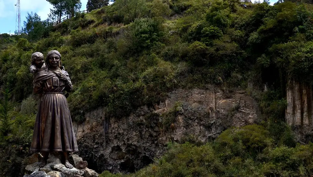 Estatua de la mujer indígena y su hija sordomuda, protagonistas del milagro que dio lugar al Santuario de las Lajas