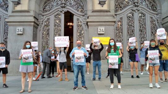 Estudiantes concentrados ante las puertas del Ministerio de Educaci&oacute;n, en Madrid