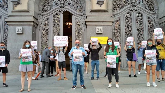 Estudiantes concentrados ante las puertas del Ministerio de Educación, en Madrid Estudiantes concentrados ante las puertas del Ministerio de Educación, en Madrid