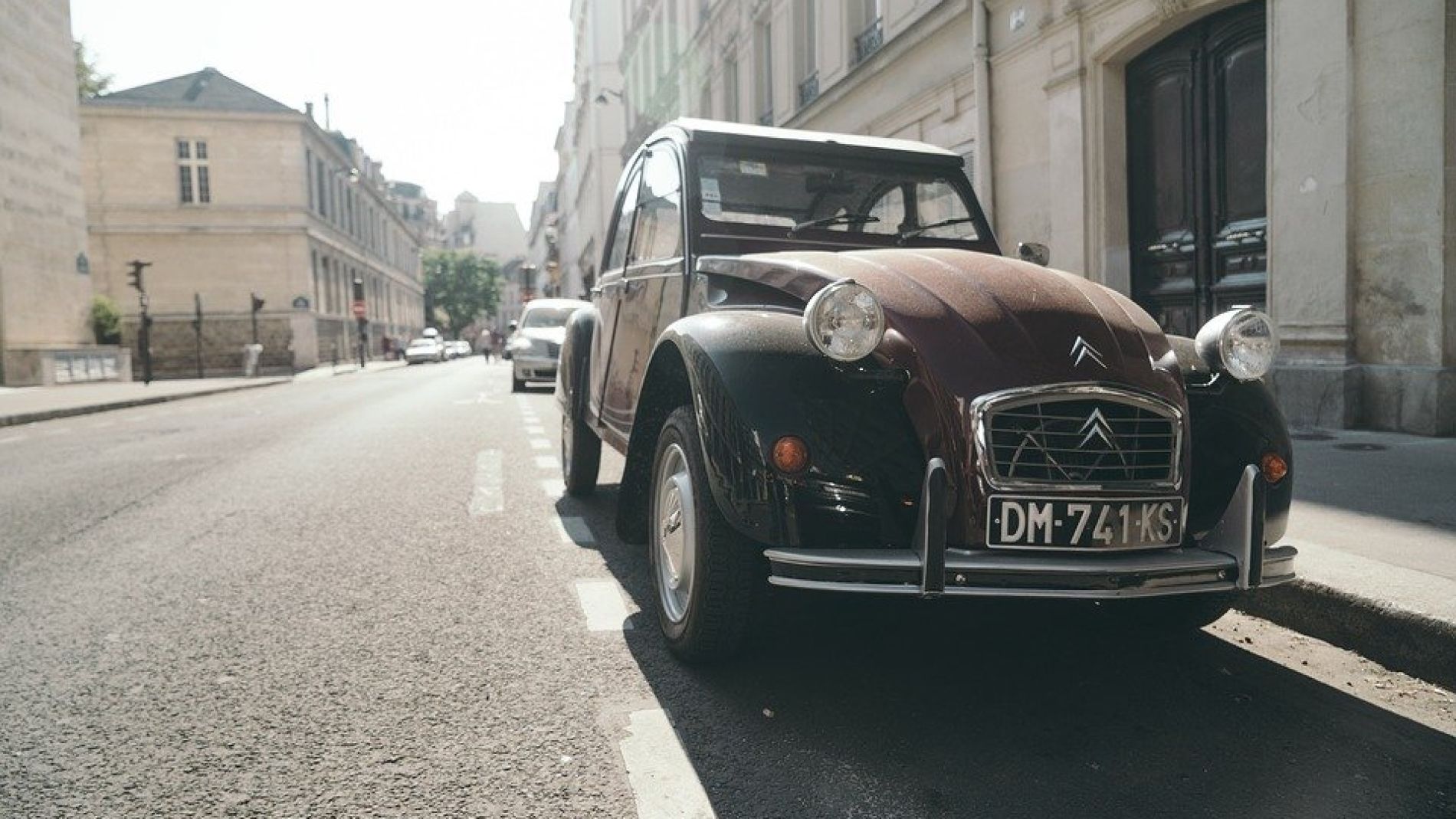 Coches aparcados en la calle
