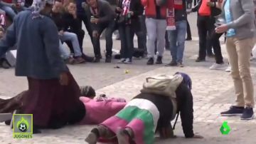 Los hinchas del PSV que vejaron a unas mendigas en Madrid les pagarán 1.500 euros a cada una