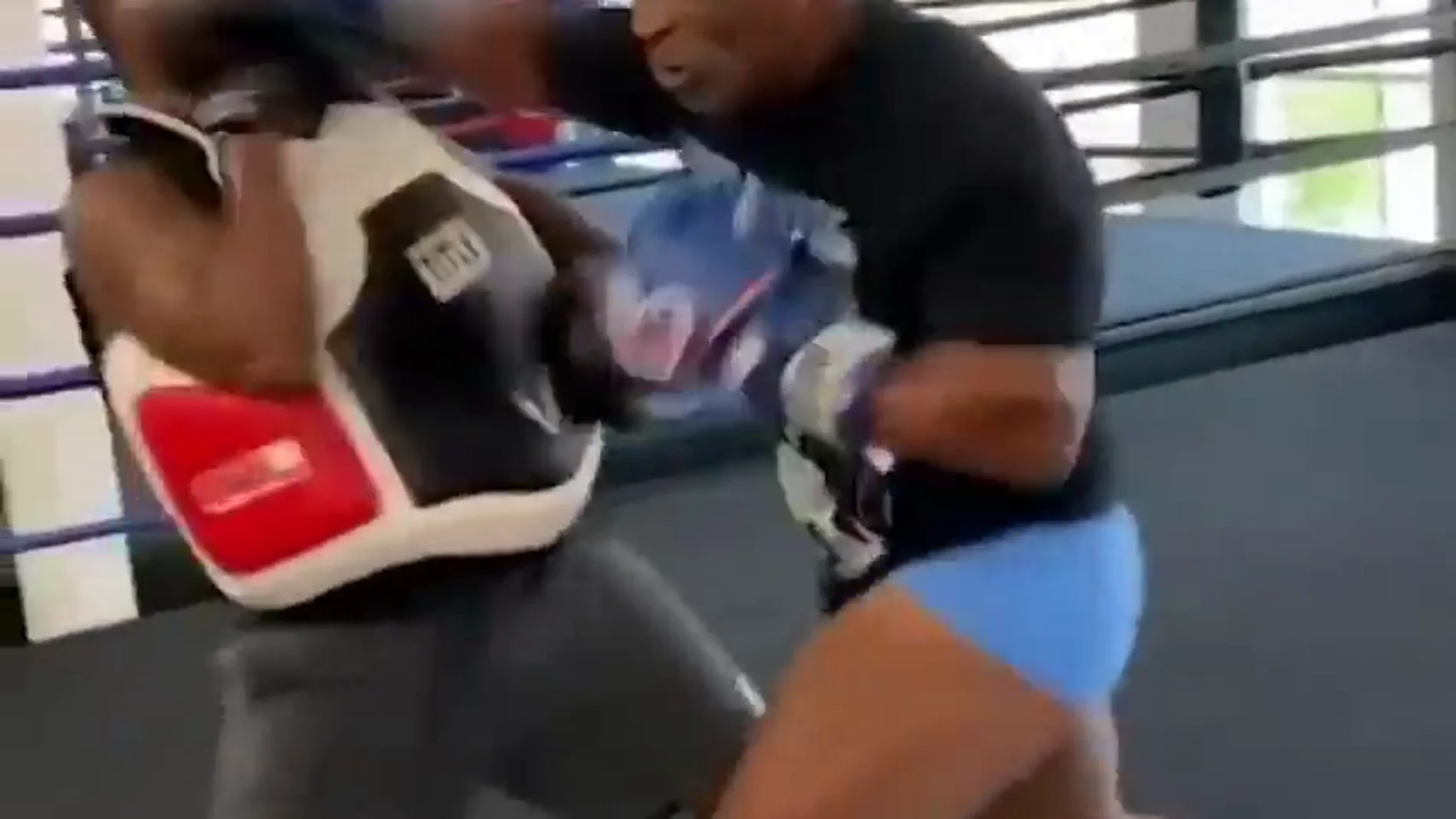 El tremendo entrenamiento de Mike Tyson: ¡incluso golpea a su entrenador!