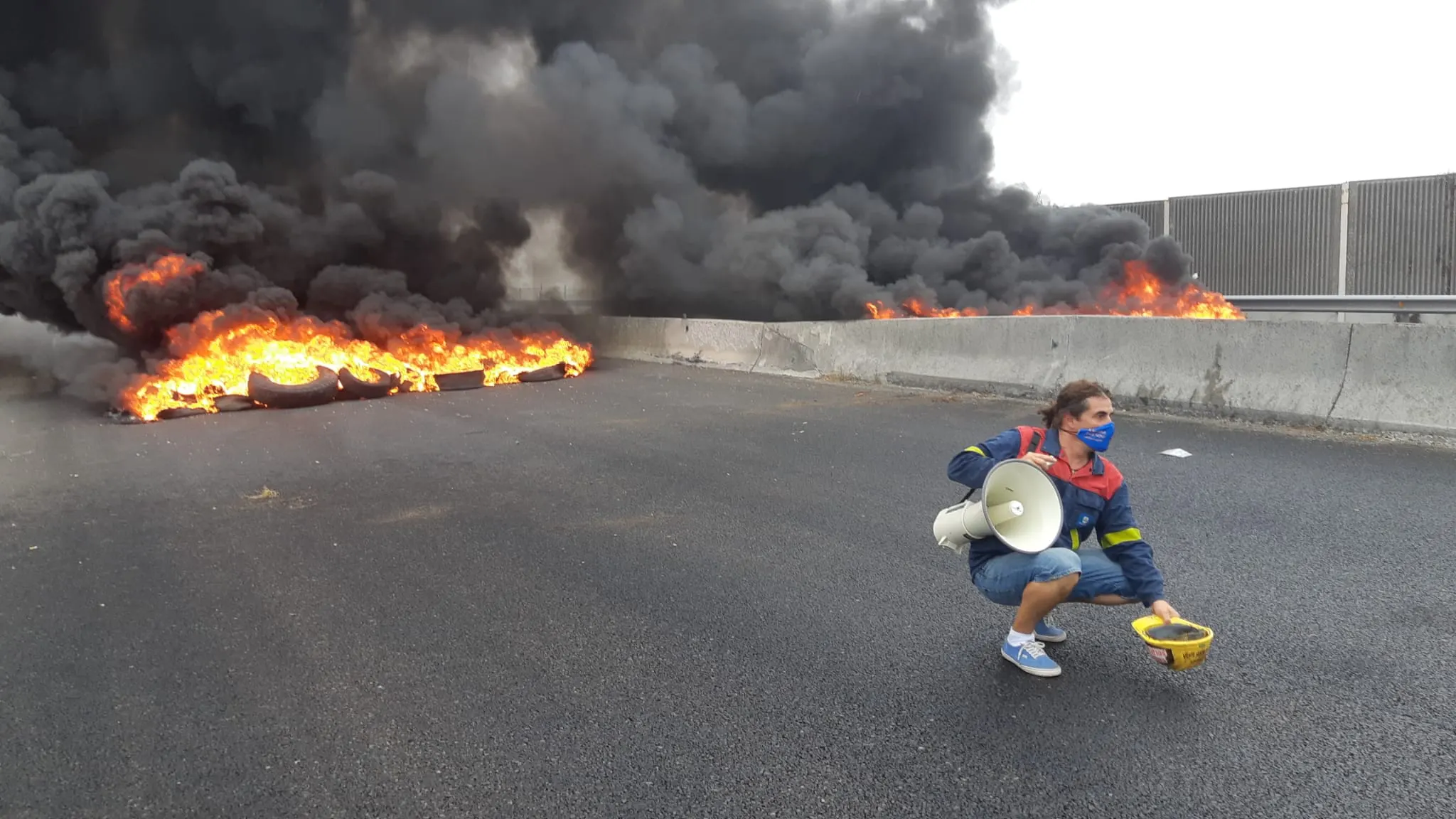 Barricada de neumáticos ardiendo