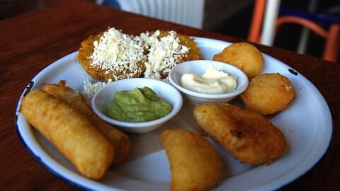 Pasapalo Medley (2 arepitas, 2 tostones, 2 tequeños, 2 empanaditas)