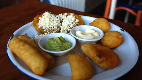 Pasapalo Medley (2 arepitas, 2 tostones, 2 tequeños, 2 empanaditas) Pasapalo Medley (2 arepitas, 2 tostones, 2 tequeños, 2 empanaditas)
