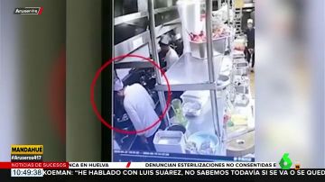 Pillan a un cocinero sin mascarilla escupiendo una colilla en el plato de un cliente