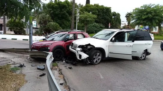 Los dos vehículos tras el choque en la huida Los dos vehículos tras el choque en la huida