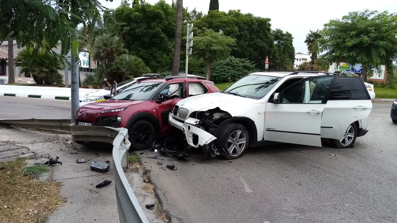 Los dos vehículos tras el choque en la huida