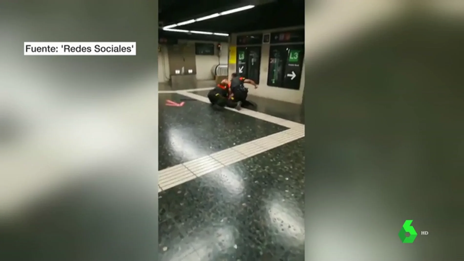 Brutal pelea a puñetazos entre dos vigilantes del metro de Barcelona en plena estación 'Plaça Espanya'