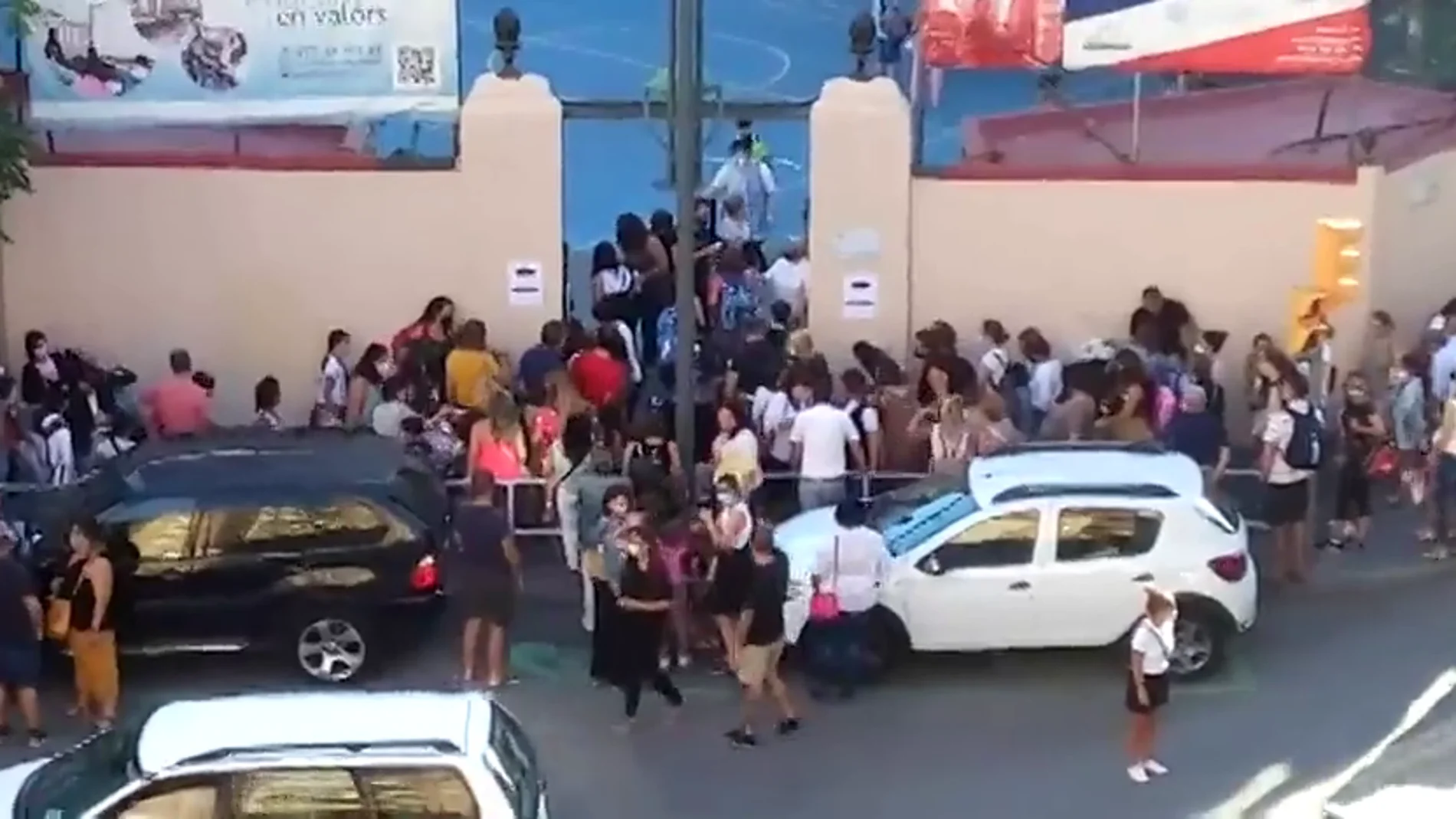 Aglomeraciones y largas colas de padres y niños a las puertas de un colegio en Tarragona