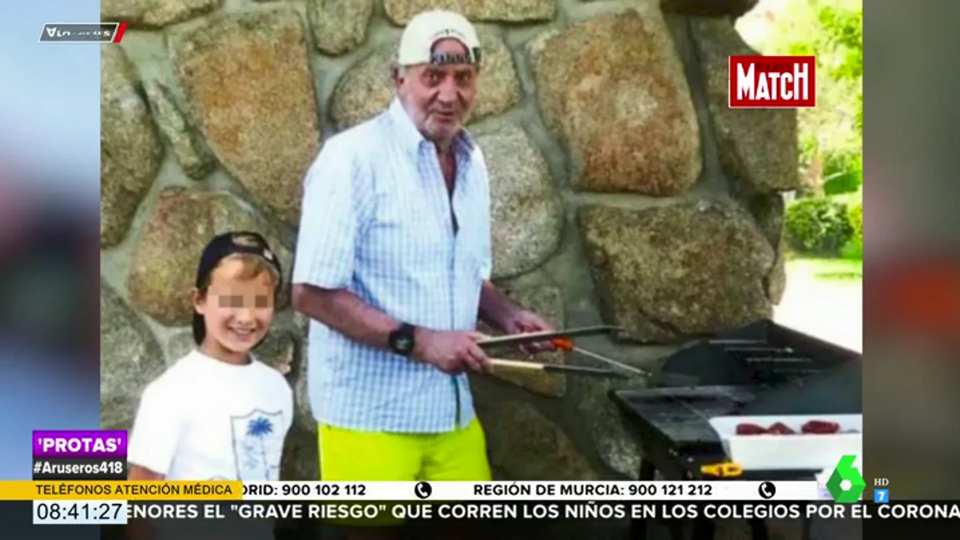 La imagen inédita del rey Juan Carlos de barbacoa con el hijo de Corinna: en camisa, gorra y castellanos