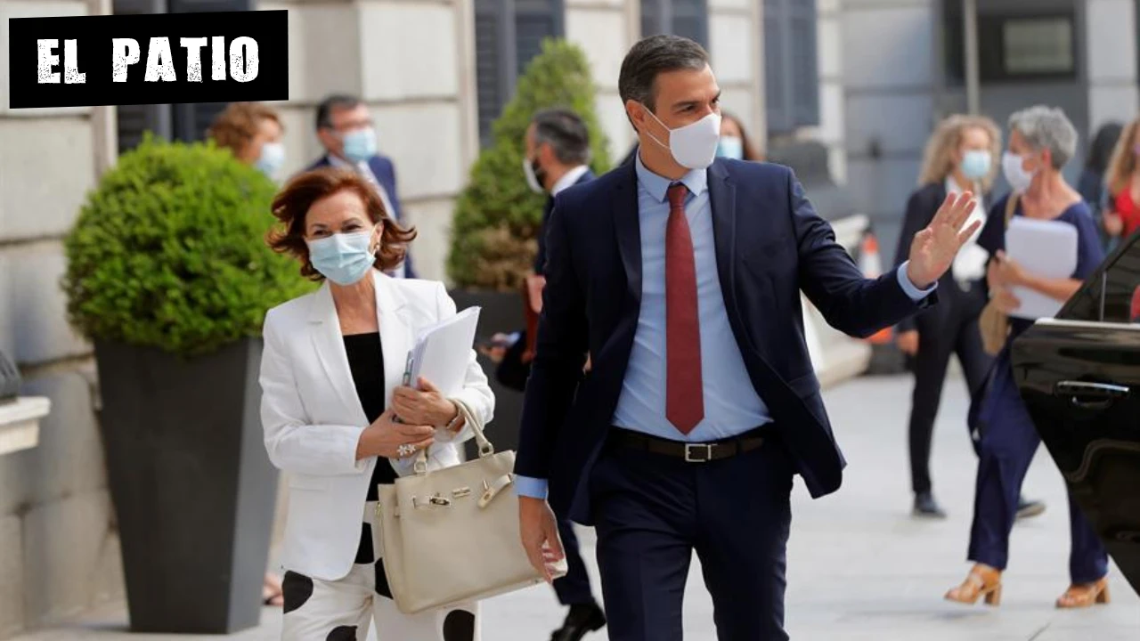 El presidente del Gobierno, Pedro Sánchez, y la vicepresidenta primera, Carmen Calvo