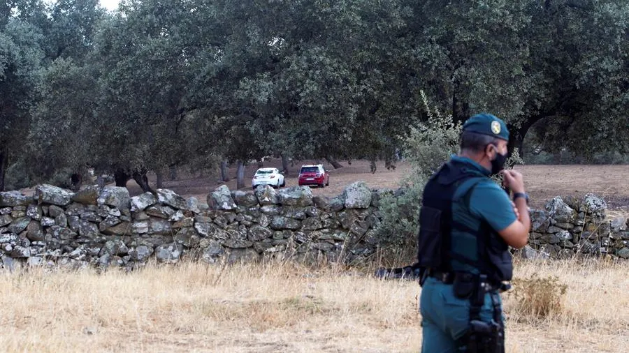 Efectivos de la Guardia Civil durante el registro de la finca