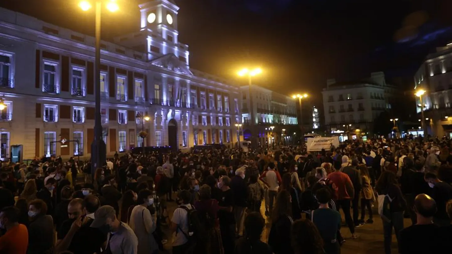 Centenares de personas se concentran en la Puerta del Sol para pedir la dimisión de Ayuso Centenares de personas se concentran en la Puerta del Sol para pedir la dimisión de Ayuso