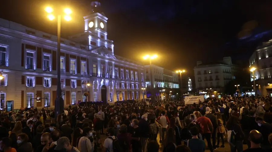 Centenares de personas se concentran en la Puerta del Sol para pedir la dimisión de Ayuso