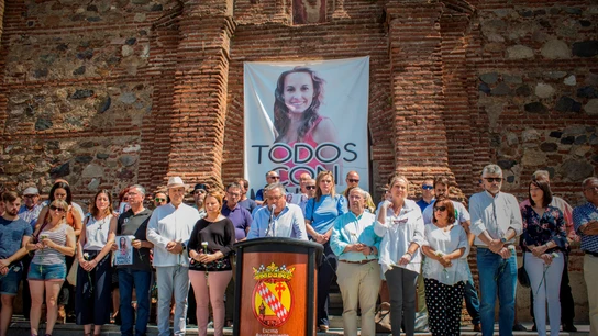 Familiares y vecinos de Manuela Chavero, en un acto Familiares y vecinos de Manuela Chavero, en un acto