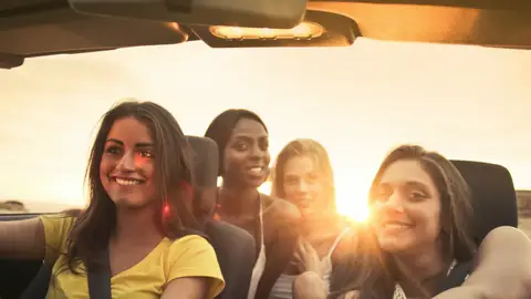 Los jóvenes cada vez más se alejan de los vehículos en propiedad y buscan accesos alternativos a los coches ¿Coche o teléfono móvil?