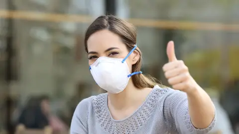 Chica con mascarilla Chica con mascarilla