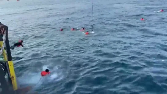 Los migrantes rescatados por el Open Arms saltan al mar ante la inacción de Italia Los migrantes rescatados por el Open Arms saltan al mar ante la inacción de Italia