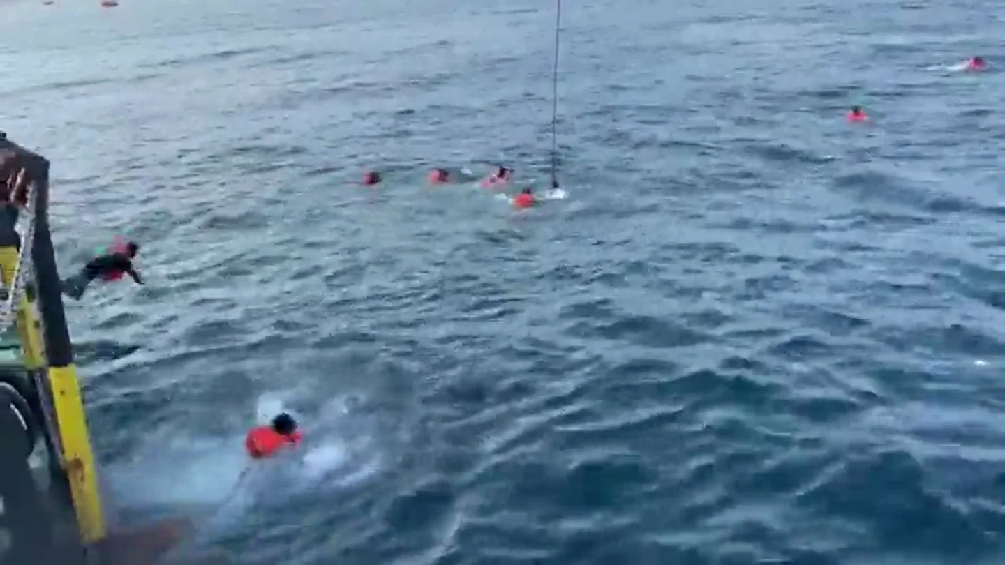 Los migrantes rescatados por el Open Arms saltan al mar ante la inacción de Italia Los migrantes rescatados por el Open Arms saltan al mar ante la inacción de Italia