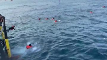 Los migrantes rescatados por el Open Arms saltan al mar ante la inacción de Italia