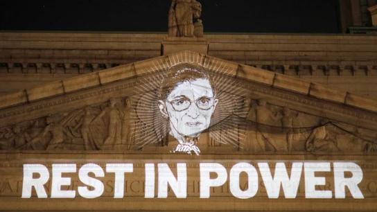 Imagen proyectada en la fachada del Tribuna Supremo en memoria de Ruth Bader Ginsburg Imagen proyectada en la fachada del Tribuna Supremo en memoria de Ruth Bader Ginsburg