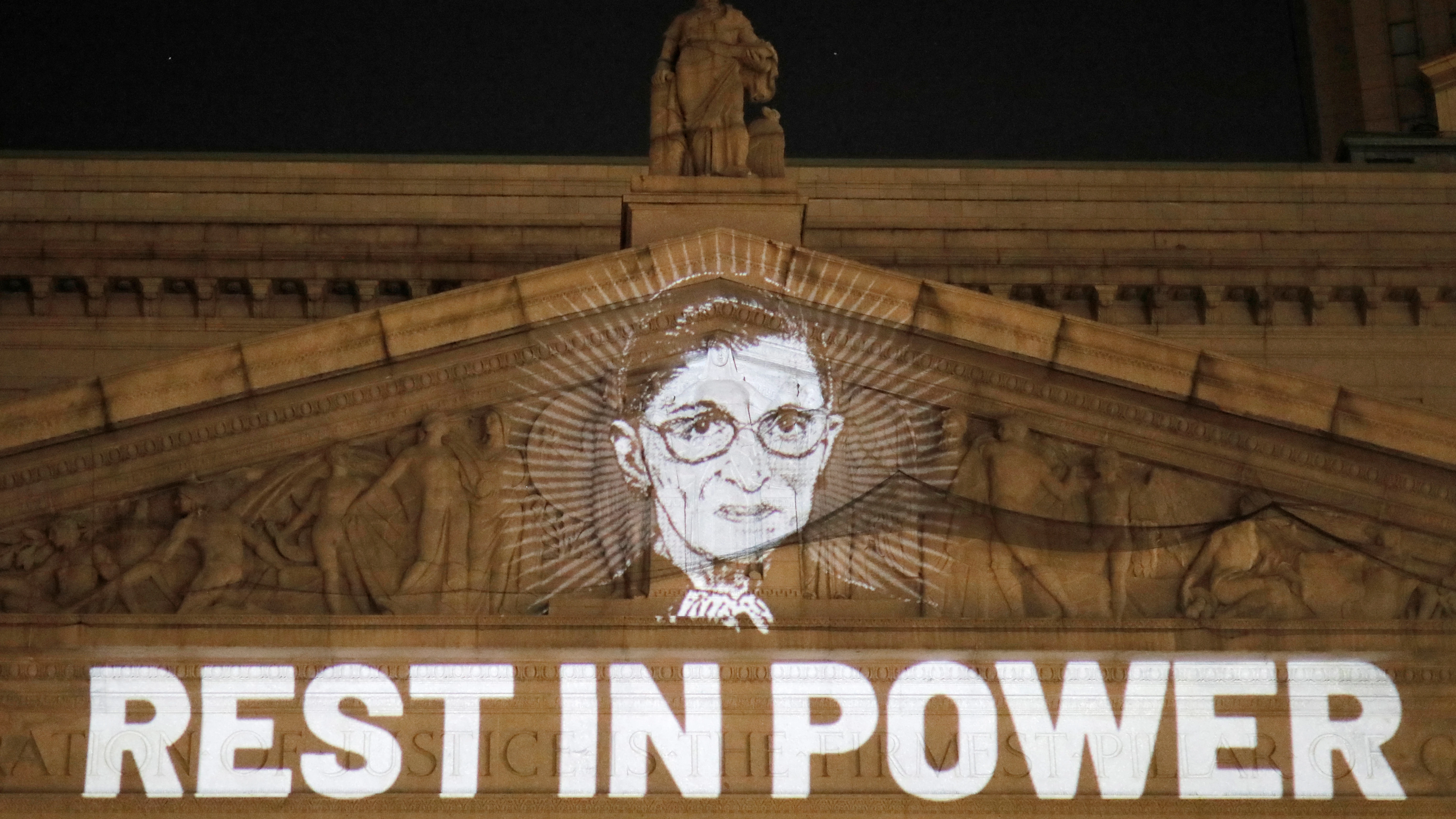 Imagen proyectada en la fachada del Tribuna Supremo en memoria de Ruth Bader Ginsburg