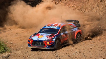 Sébastien Loeb es líder tras dos tramos