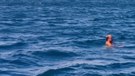 Se adentra en el mar tras caminar desnudo por Alboraia Se adentra en el mar tras caminar desnudo por Alboraia