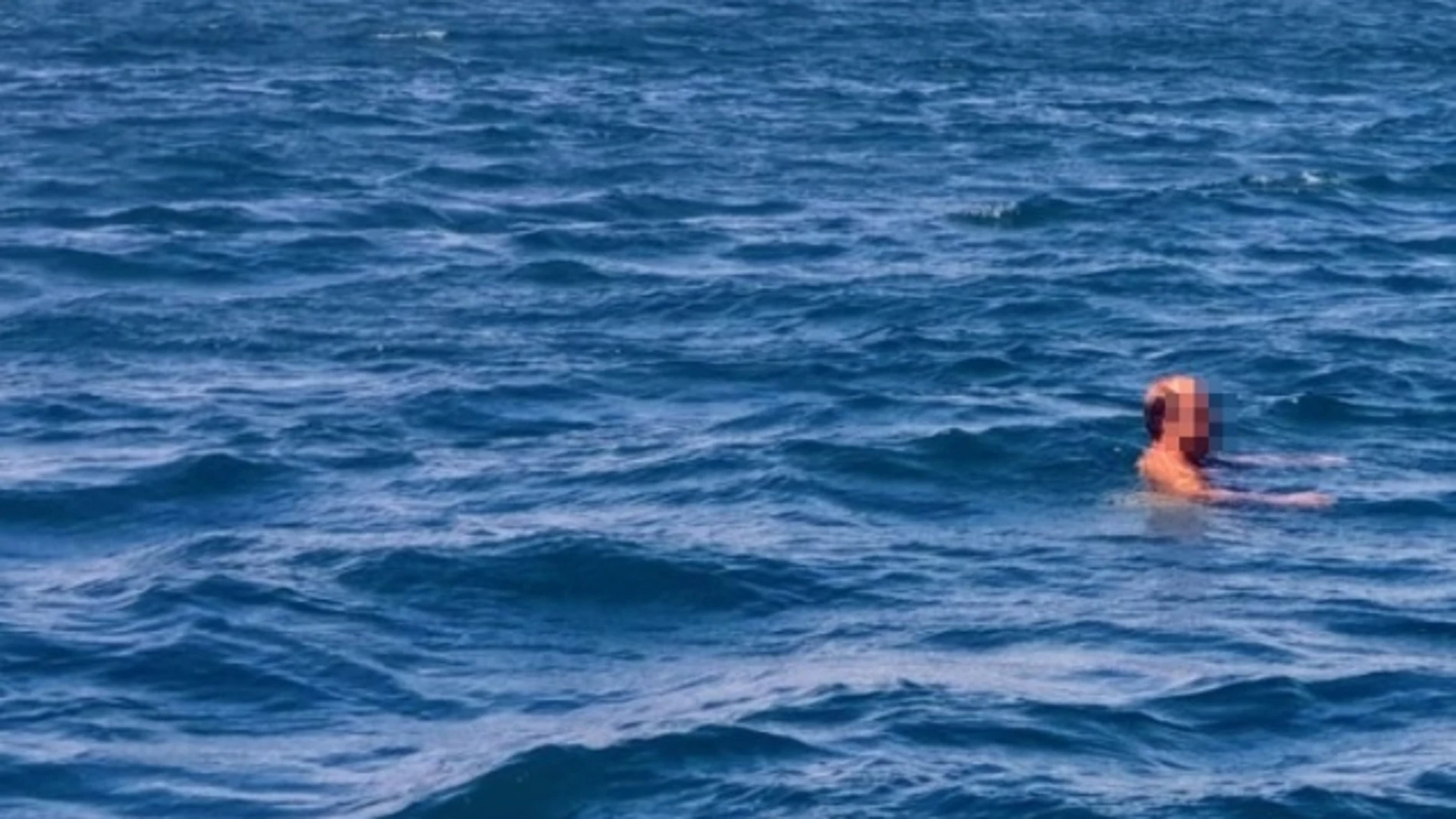Se adentra en el mar tras caminar desnudo por Alboraia